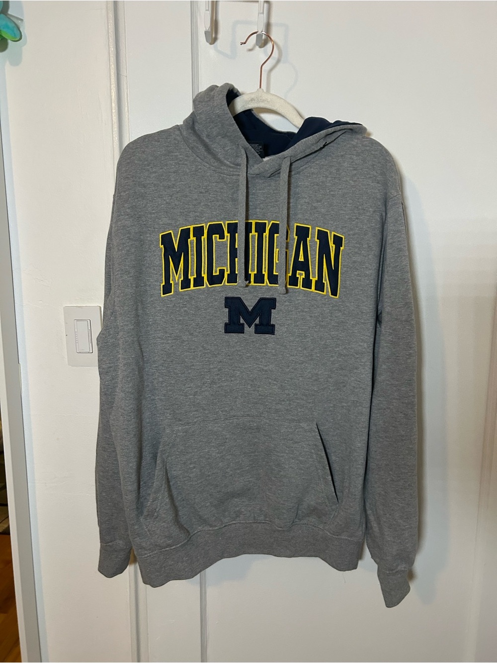 Colosseum Gray Michigan Hooded Sweatshirt with Yellow-Navy Logo